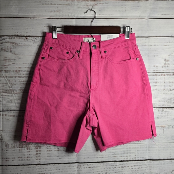 NWT On 34th Vibrant Pink 5.5" Shorts With Pockets Women Size 8 - Picture 1 of 6